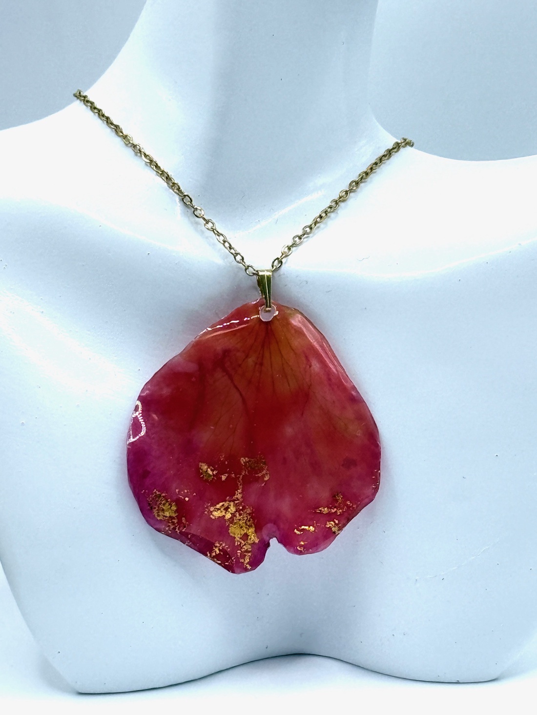 Pandantiv petala trandafir si rasina uv  - bijuterii - coliere - pandative - Artynos.ro