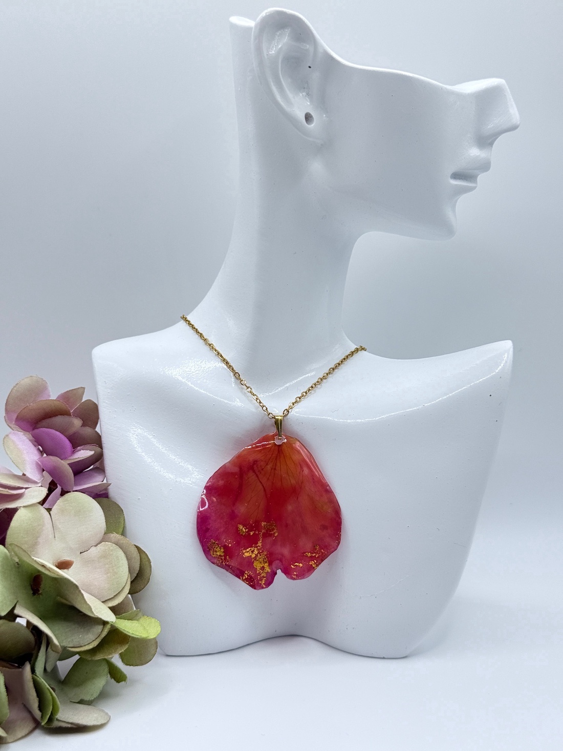 Pandantiv petala trandafir si rasina uv  - bijuterii - coliere - pandative - Artynos.ro