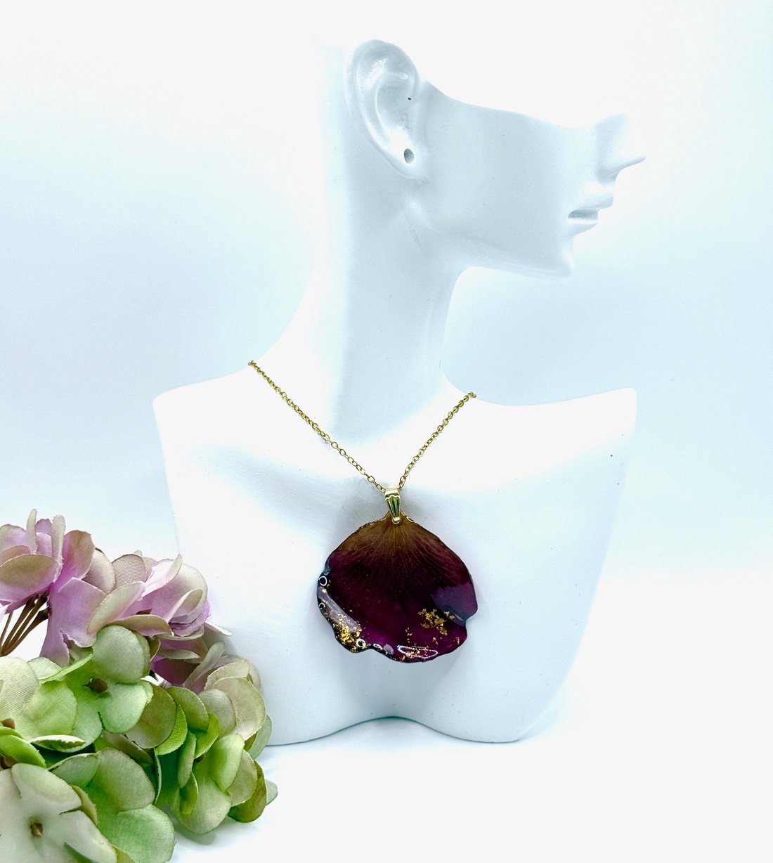 Pandantiv Romantic cu Petale de Trandafir Natural în Rășină - bijuterii - coliere - pandative - Artynos.ro