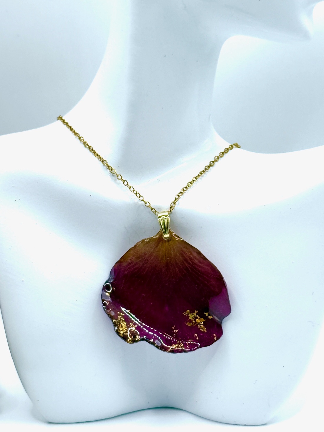 Pandantiv Romantic cu Petale de Trandafir Natural în Rășină - bijuterii - coliere - pandative - Artynos.ro