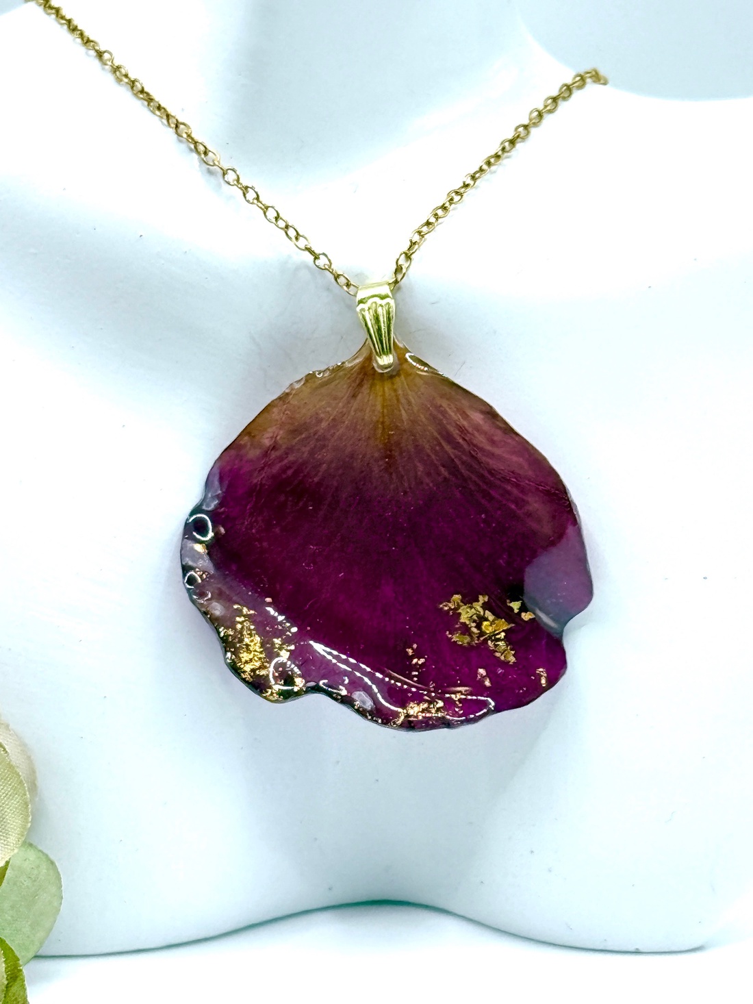 Pandantiv Romantic cu Petale de Trandafir Natural în Rășină - bijuterii - coliere - pandative - Artynos.ro