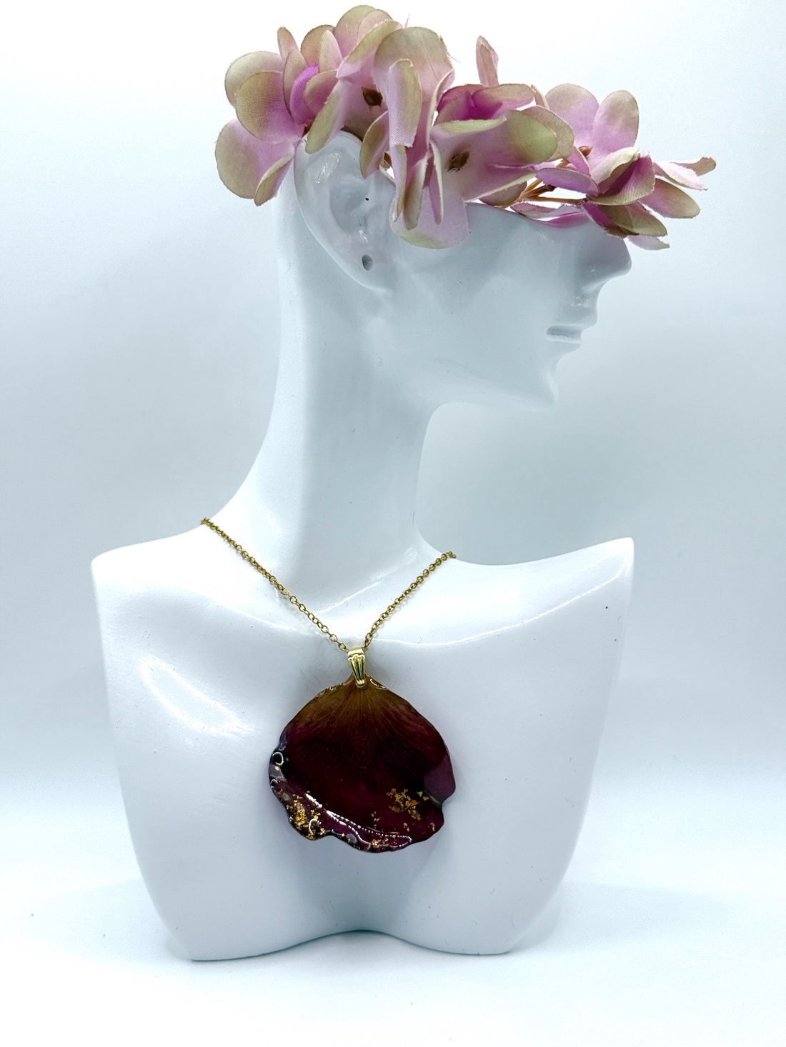 Pandantiv Romantic cu Petale de Trandafir Natural în Rășină - bijuterii - coliere - pandative - Artynos.ro