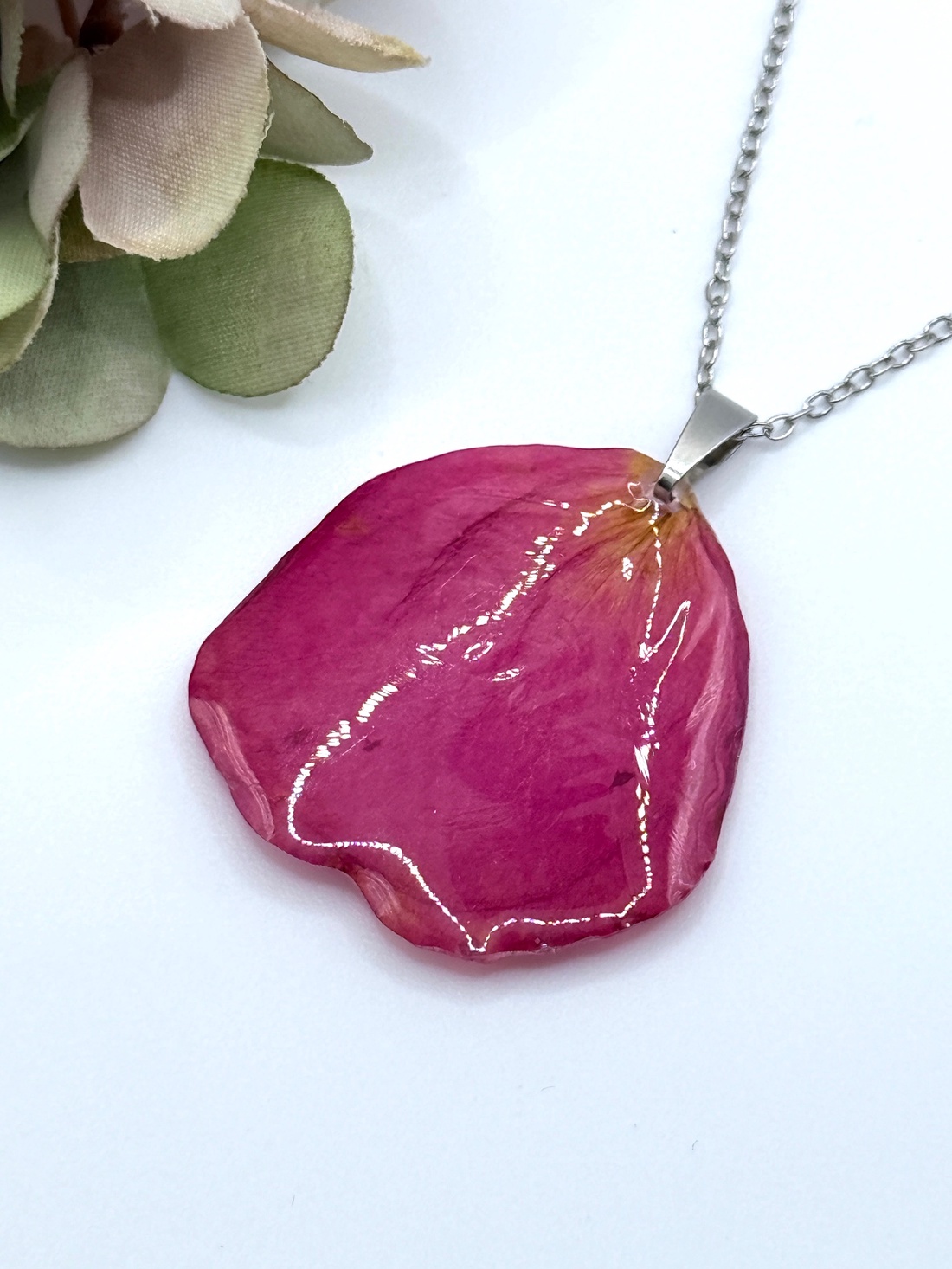 Pandantiv Artistic cu Petale de Trandafir Natural  - bijuterii - coliere - pandative - Artynos.ro