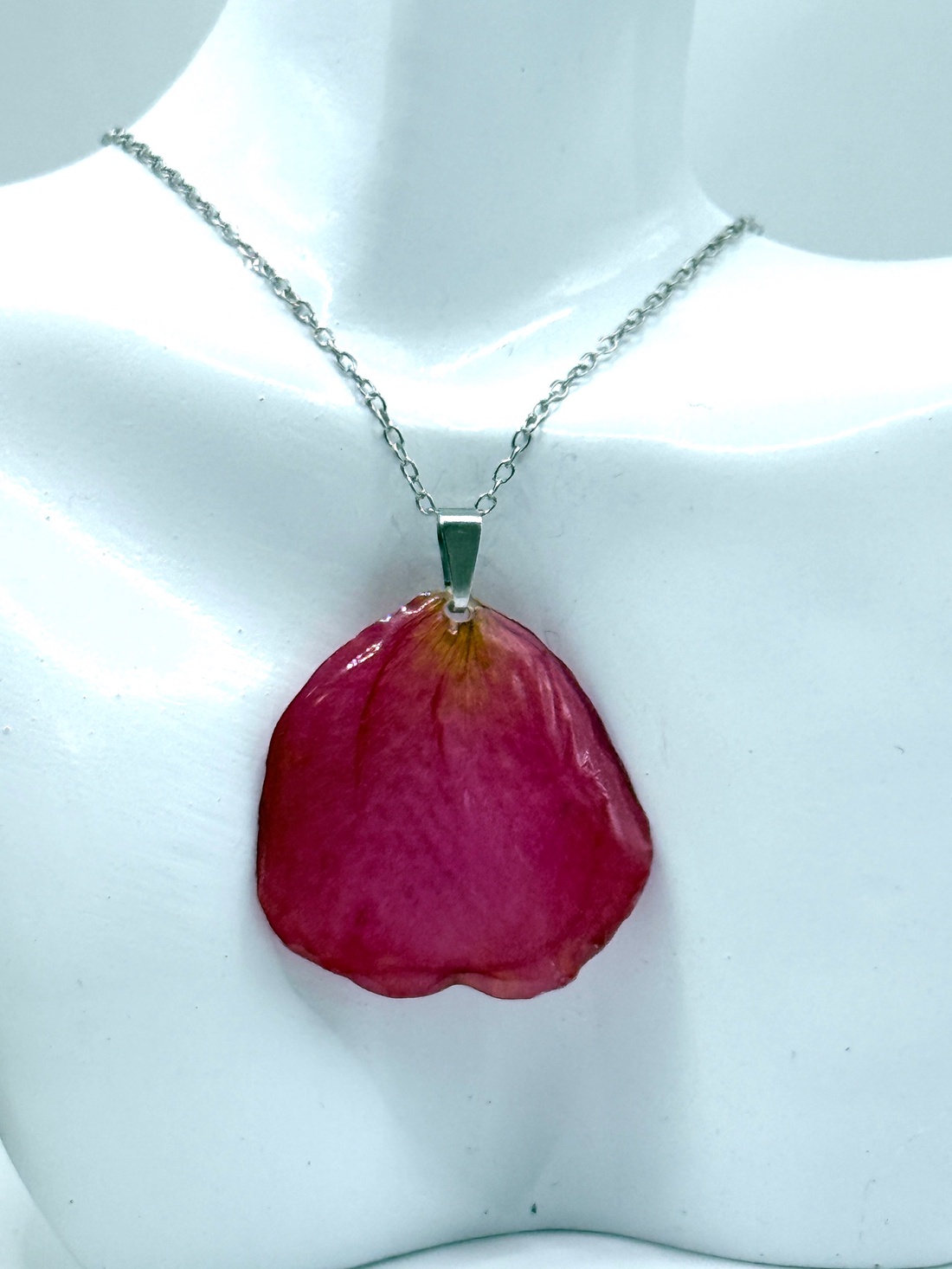 Pandantiv Artistic cu Petale de Trandafir Natural  - bijuterii - coliere - pandative - Artynos.ro