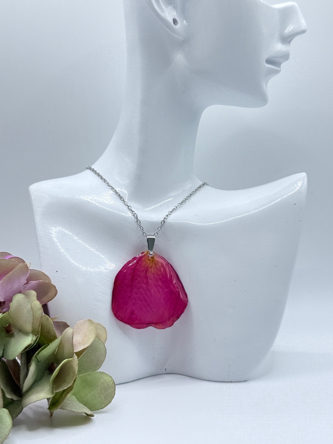 Pandantiv Artistic cu Petale de Trandafir Natural  - bijuterii - coliere - pandative - Artynos.ro