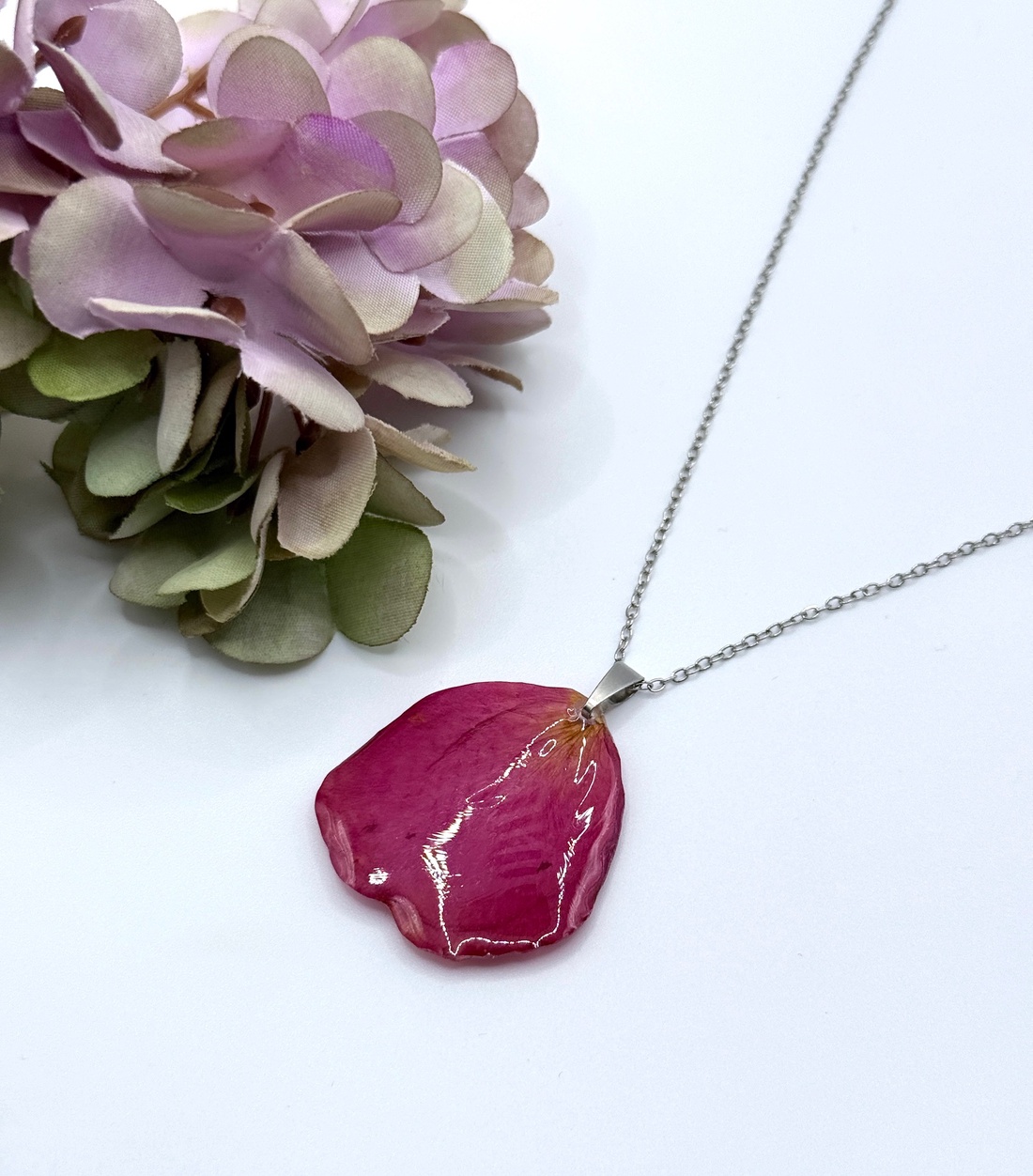 Pandantiv Artistic cu Petale de Trandafir Natural  - bijuterii - coliere - pandative - Artynos.ro