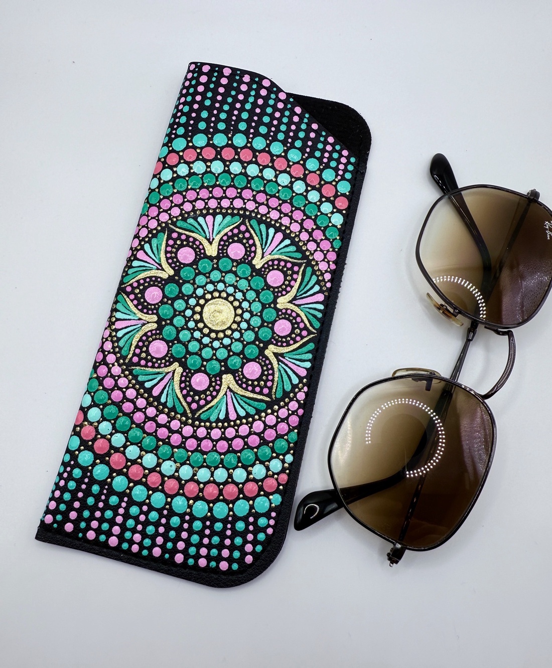 Etui pentru ochelari pictat manual � Mandala  - genți și portofele - portofele, huse, suporturi - suport de ochelari - Artynos.ro