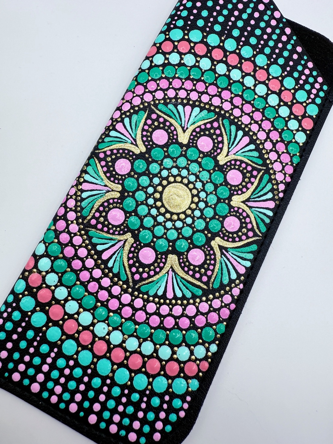 Etui pentru ochelari pictat manual � Mandala  - genți și portofele - portofele, huse, suporturi - suport de ochelari - Artynos.ro