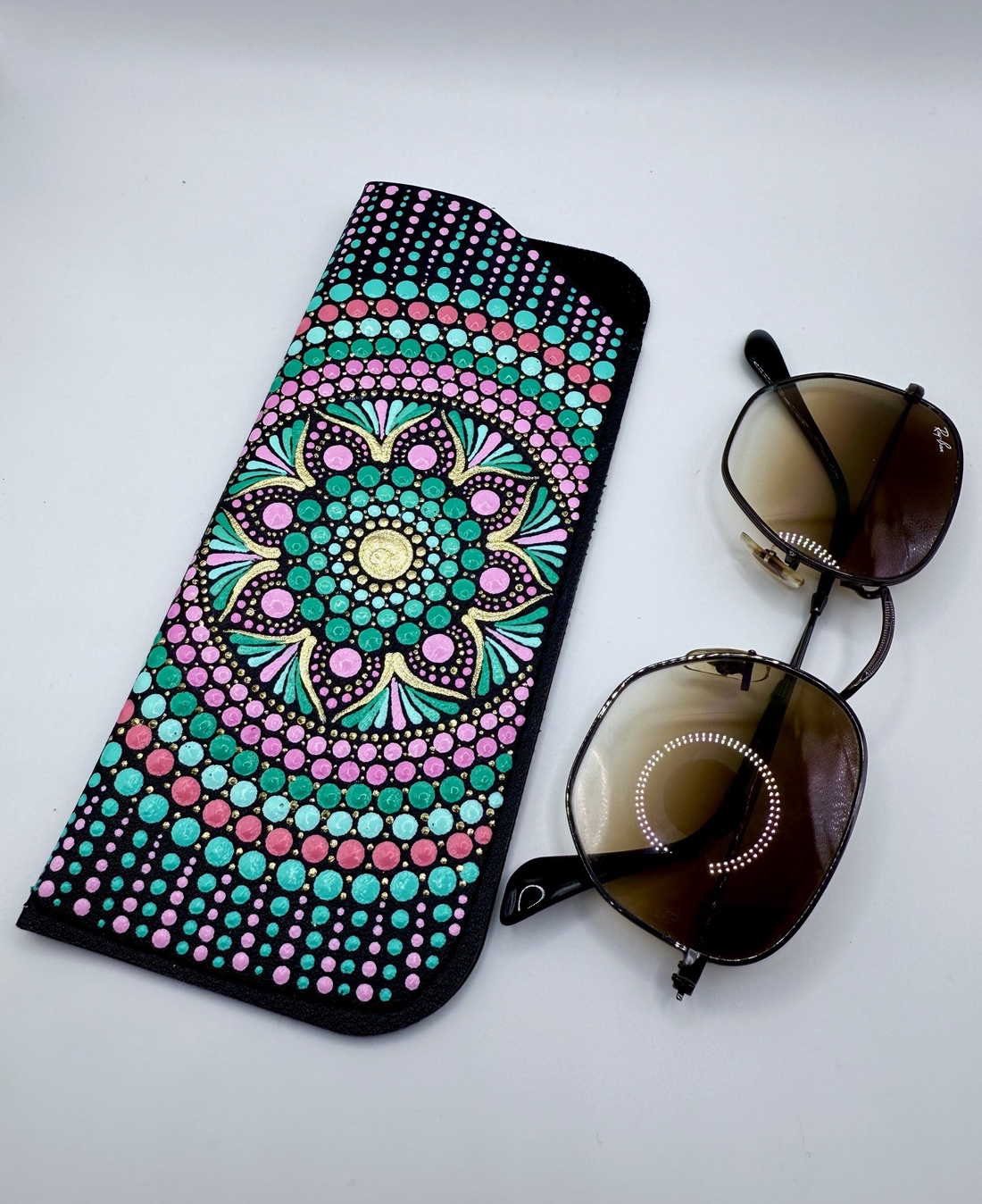 Etui pentru ochelari pictat manual � Mandala  - genți și portofele - portofele, huse, suporturi - suport de ochelari - Artynos.ro