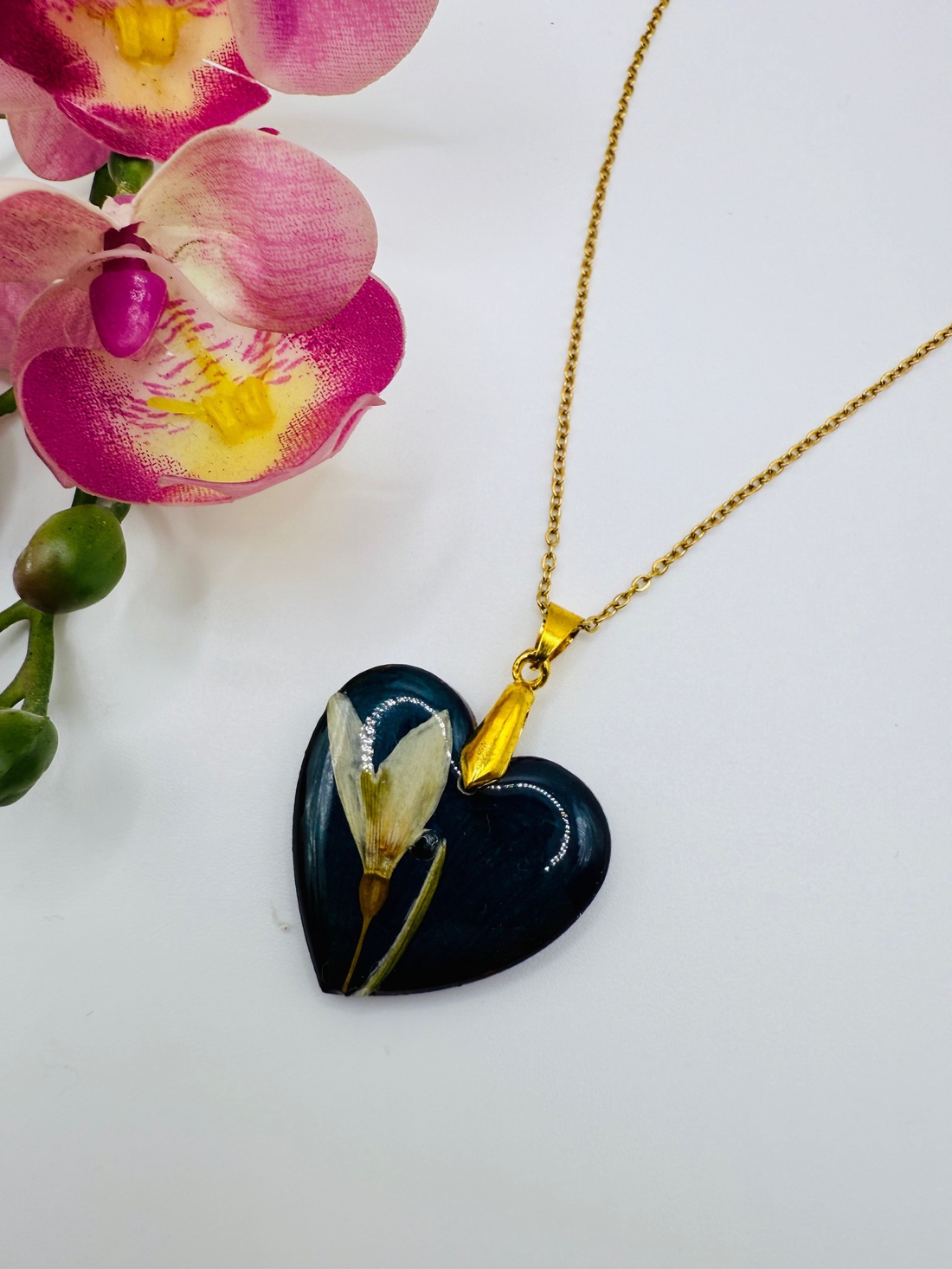 Pandantiv lemn inima mini si flori naturale  - bijuterii - coliere - pandative - Artynos.ro