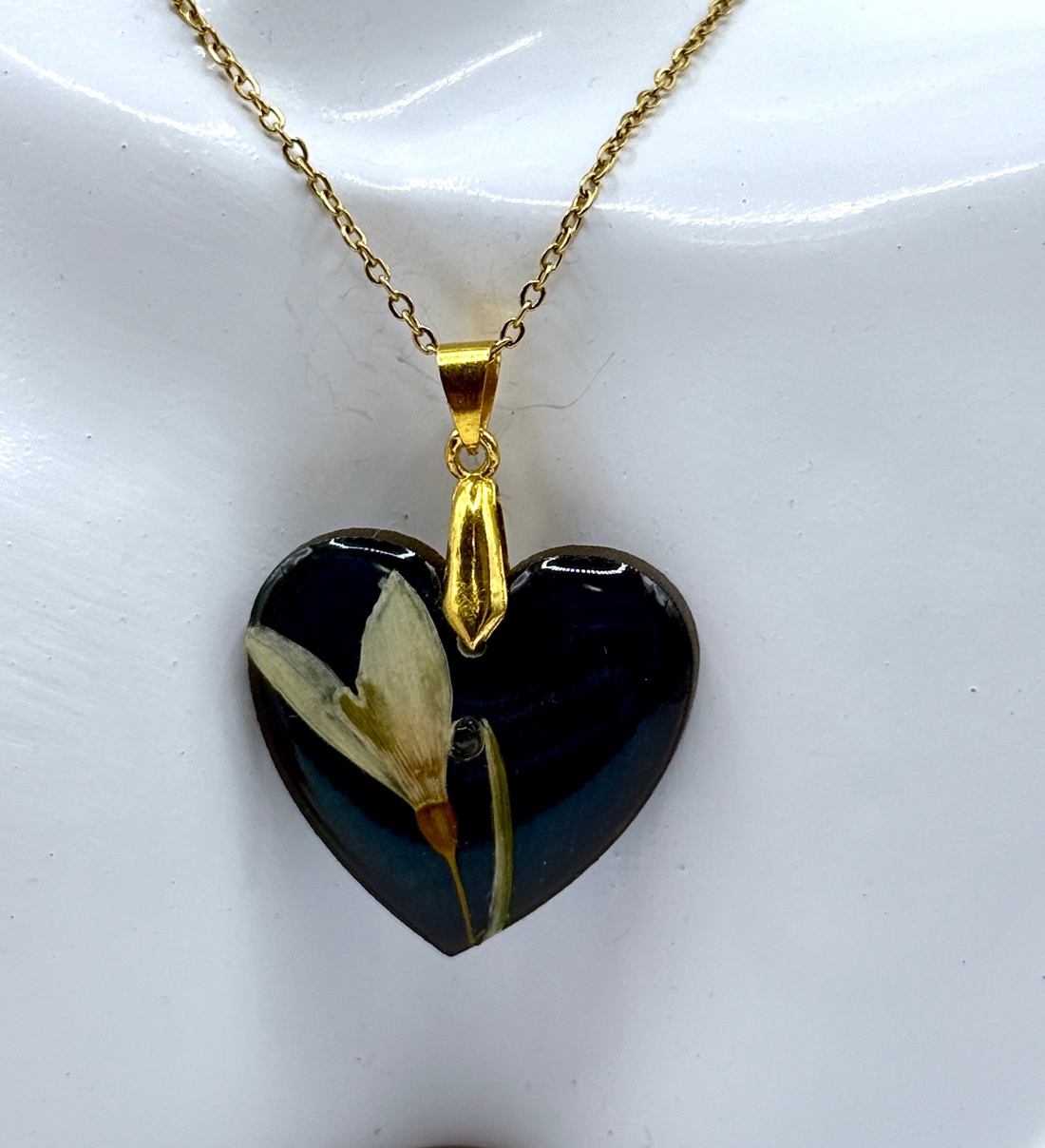 Pandantiv lemn inima mini si flori naturale  - bijuterii - coliere - pandative - Artynos.ro