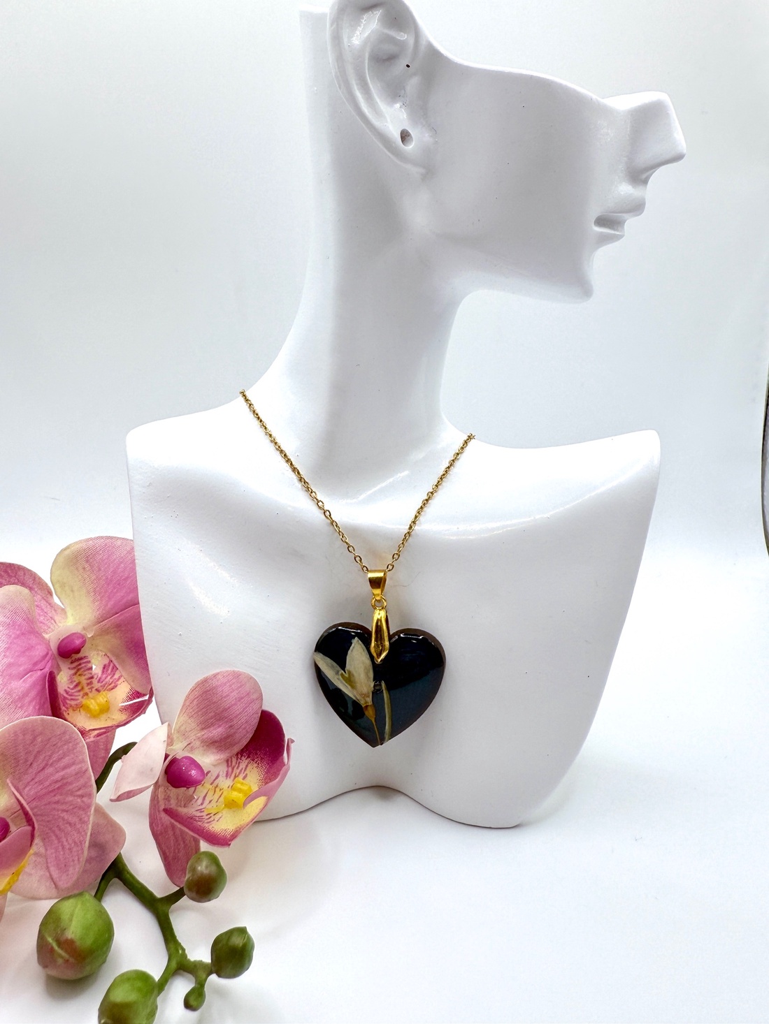 Pandantiv lemn inima mini si flori naturale  - bijuterii - coliere - pandative - Artynos.ro