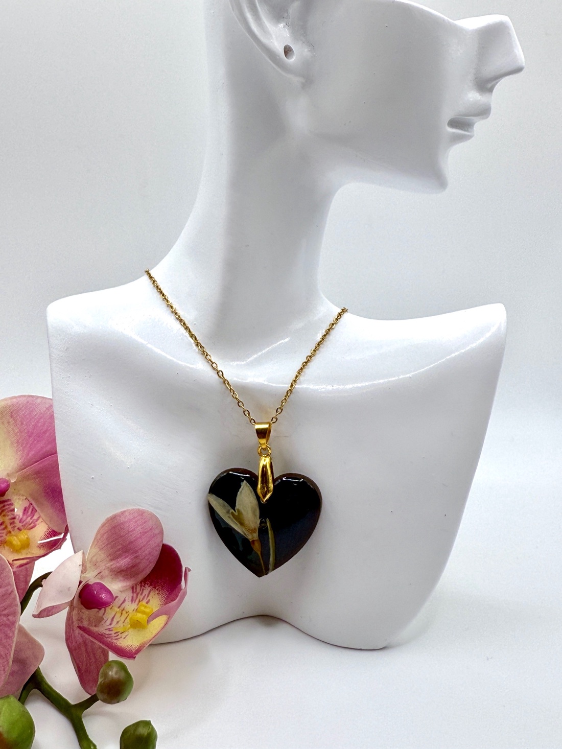 Pandantiv lemn inima mini si flori naturale  - bijuterii - coliere - pandative - Artynos.ro