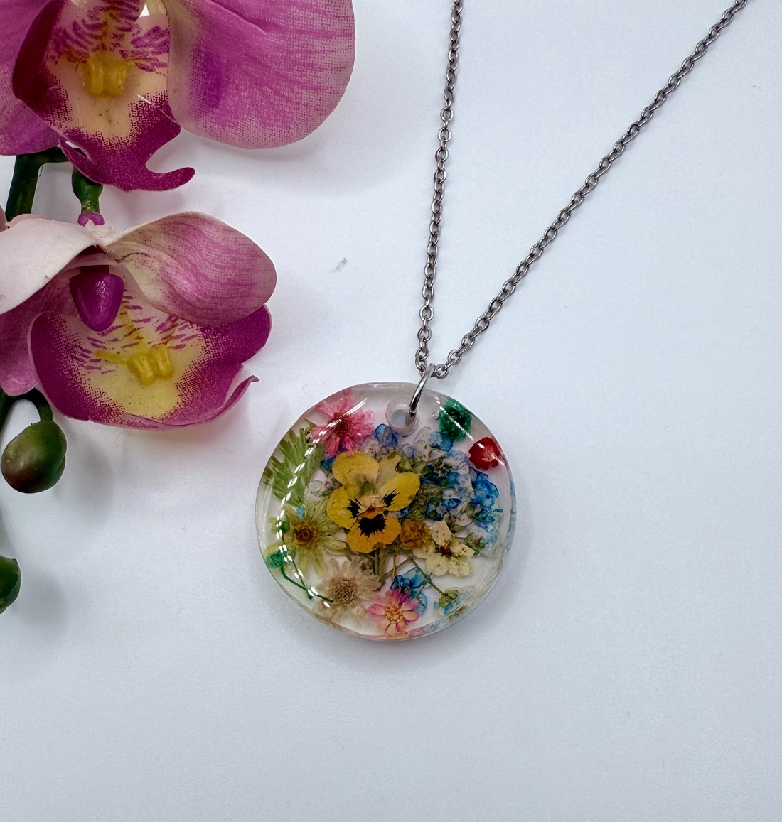 Pandantiv cu Flori Naturale în Rășină � Eleganță Atemporală  - bijuterii - coliere - pandative - Artynos.ro