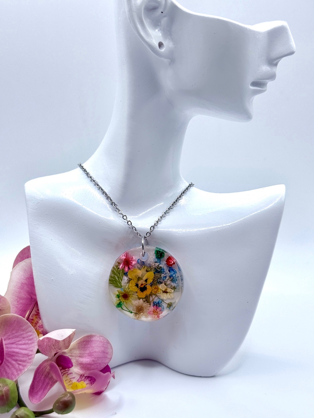 Pandantiv cu Flori Naturale în Rășină � Eleganță Atemporală  - bijuterii - coliere - pandative - Artynos.ro