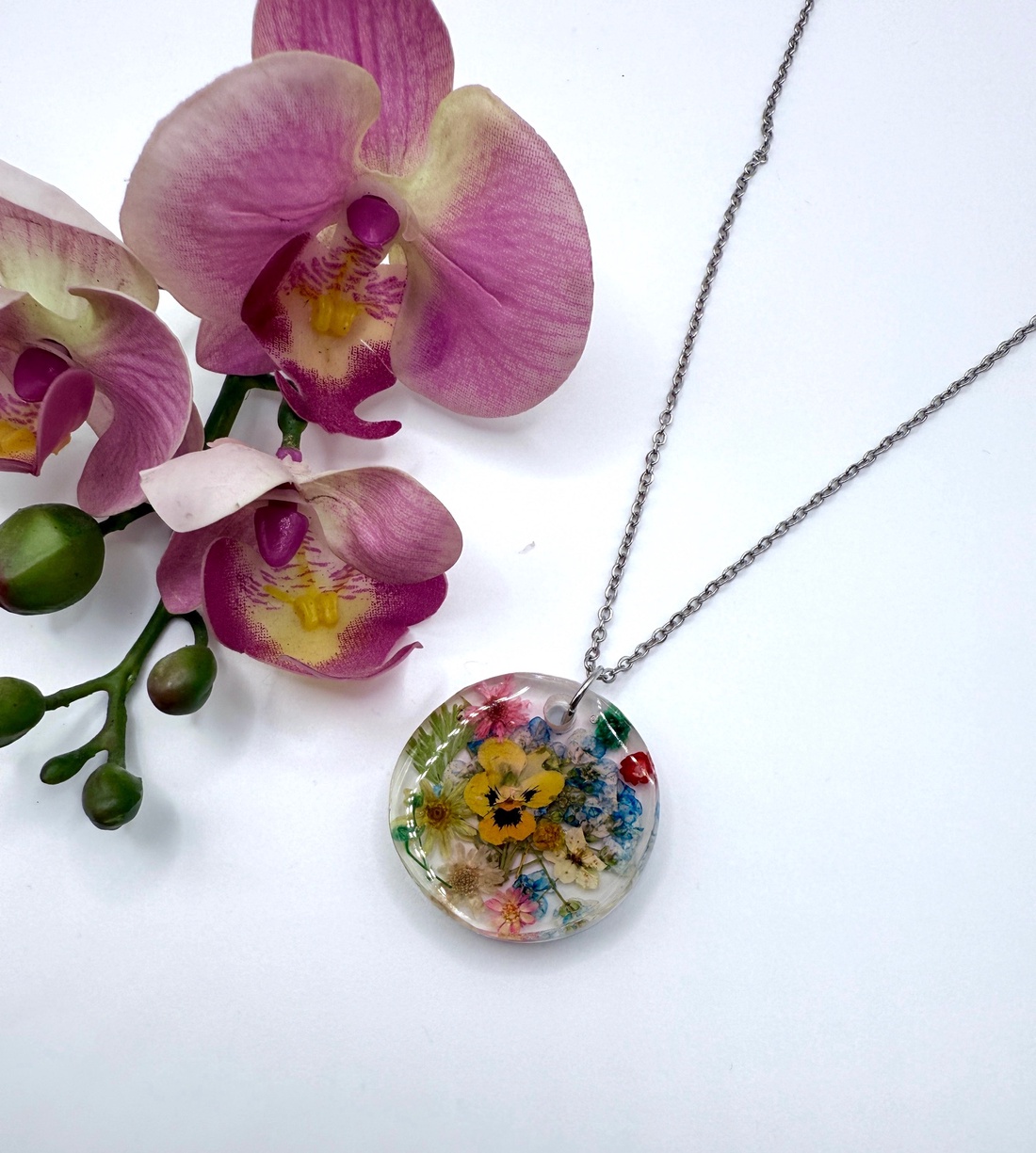Pandantiv cu Flori Naturale în Rășină � Eleganță Atemporală  - bijuterii - coliere - pandative - Artynos.ro