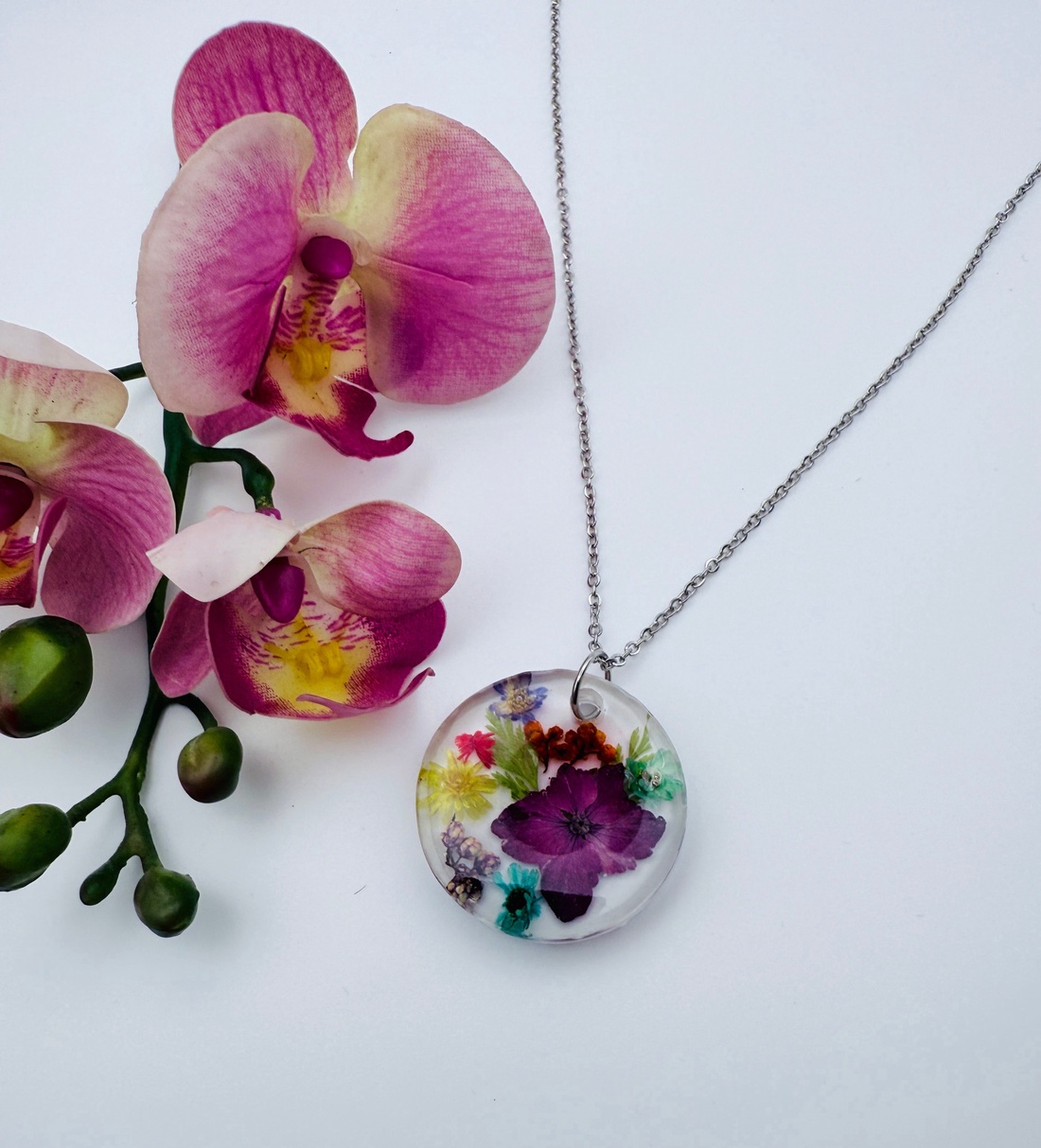 Pandantiv Handmade cu Flori naturale Presate � Rășină Premium - bijuterii - coliere - pandative - Artynos.ro