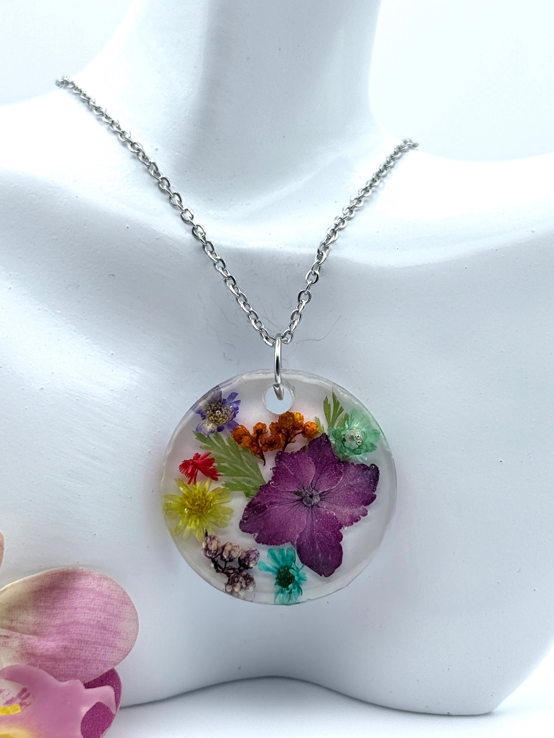 Pandantiv Handmade cu Flori naturale Presate � Rășină Premium - bijuterii - coliere - pandative - Artynos.ro