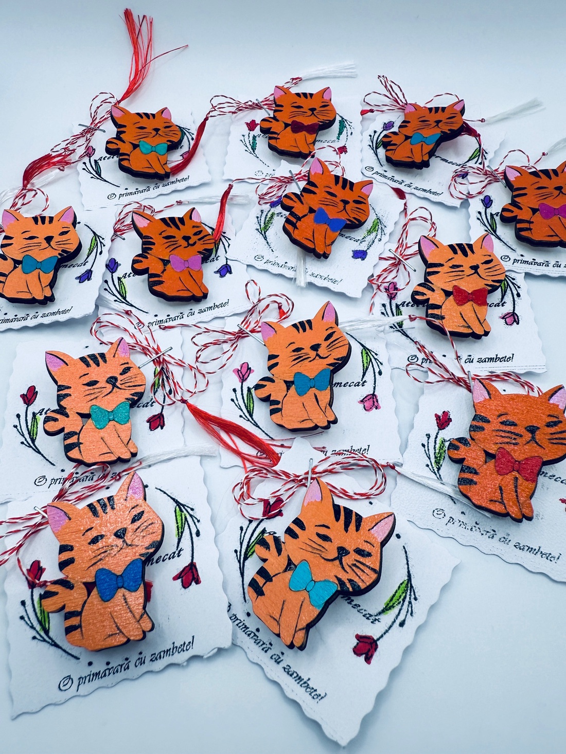 Set Mărțișor broșă( 3 buc) pisicuță pictată manual pe lemn - bijuterii - mărțișor - Artynos.ro