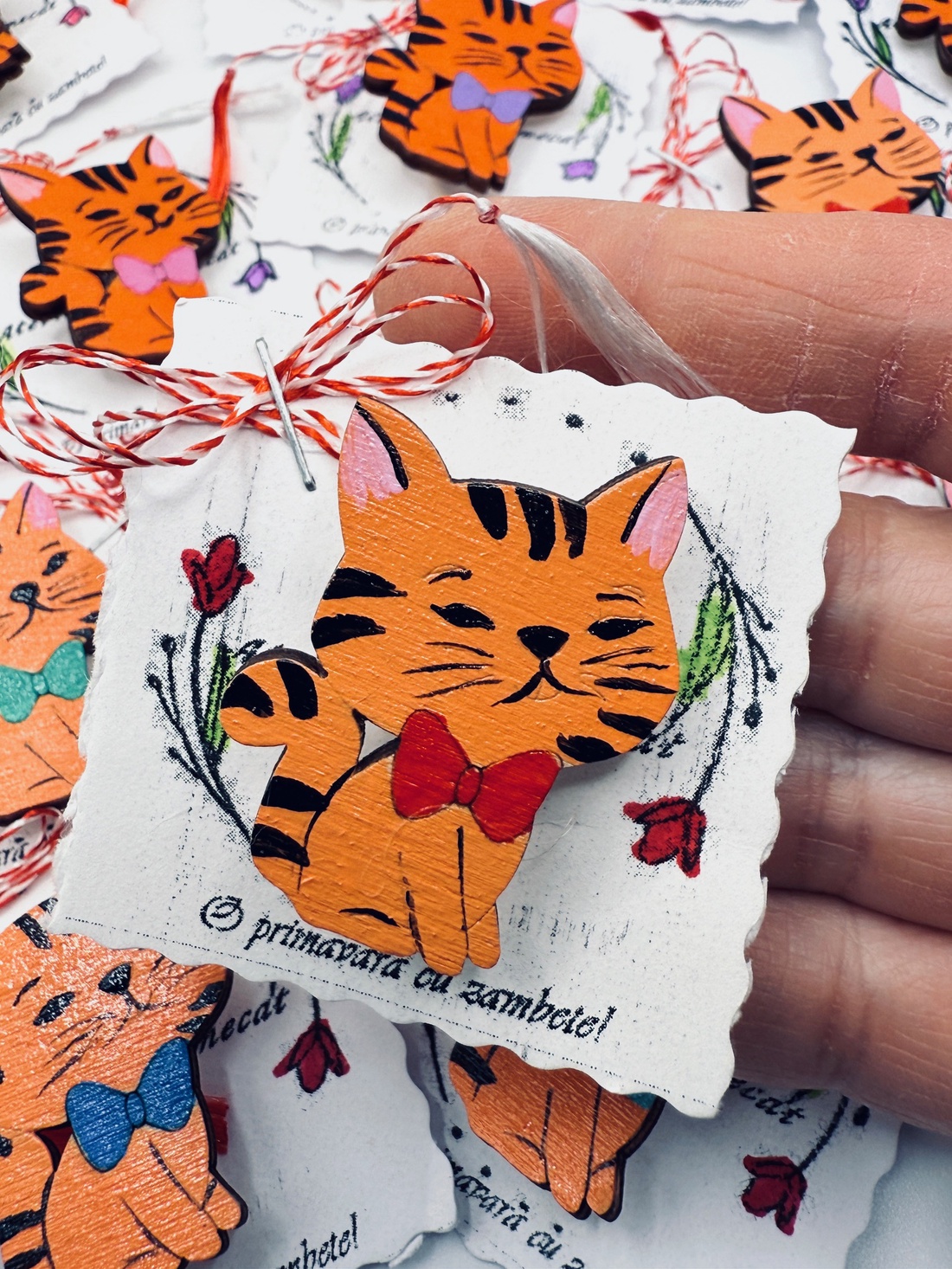 Set Mărțișor broșă( 3 buc) pisicuță pictată manual pe lemn - bijuterii - mărțișor - Artynos.ro