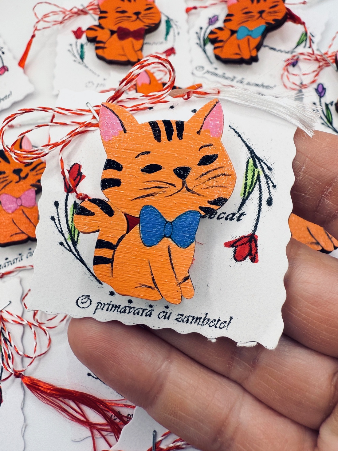 Set Mărțișor broșă( 3 buc) pisicuță pictată manual pe lemn - bijuterii - mărțișor - Artynos.ro