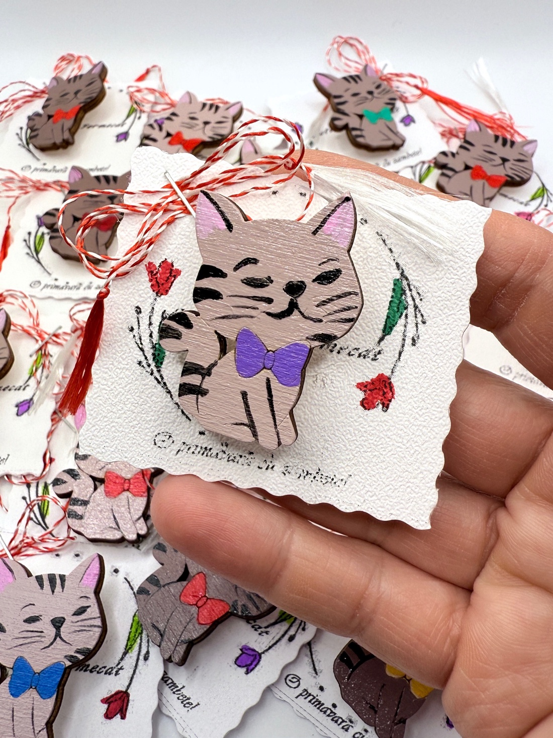 Mărțișor broșă pisicuță bej/maro pictată manual pe lemn - bijuterii - mărțișor - Artynos.ro