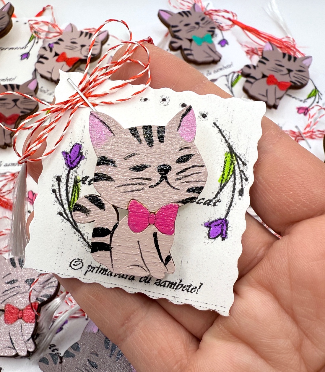 Mărțișor broșă pisicuță bej/maro pictată manual pe lemn - bijuterii - mărțișor - Artynos.ro