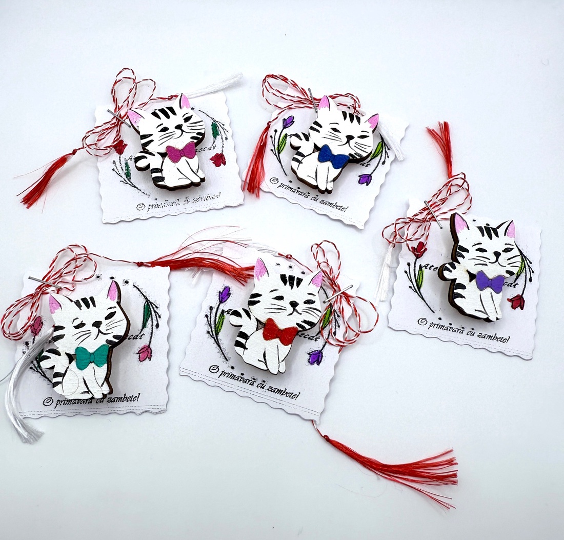 Mărțișor broșă pisicuță alba, pictată manual pe lemn - bijuterii - mărțișor - Artynos.ro