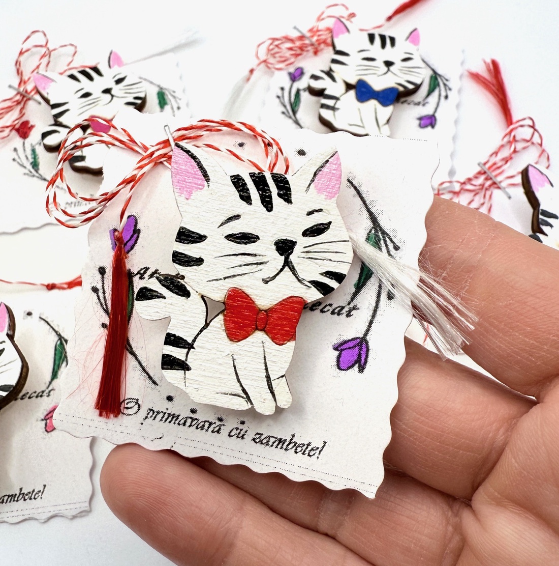 Mărțișor broșă pisicuță alba, pictată manual pe lemn - bijuterii - mărțișor - Artynos.ro