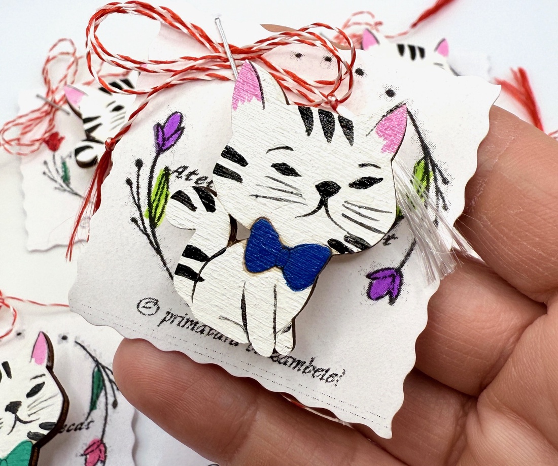 Mărțișor broșă pisicuță alba, pictată manual pe lemn - bijuterii - mărțișor - Artynos.ro