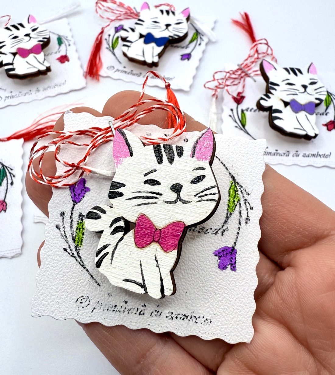 Mărțișor broșă pisicuță alba, pictată manual pe lemn - bijuterii - mărțișor - Artynos.ro