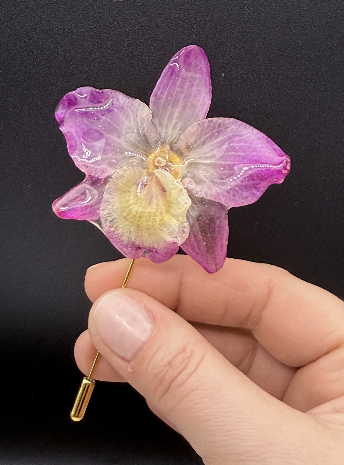 Broșă cu Orhidee Naturală în Rășină UV � Bijuterie Florală Unicat - bijuterii - broșe - Artynos.ro