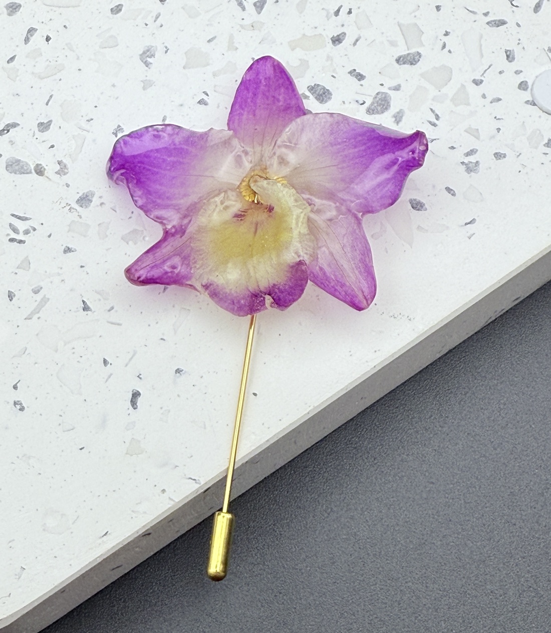 Broșă cu Orhidee Naturală în Rășină UV � Bijuterie Florală Unicat - bijuterii - broșe - Artynos.ro