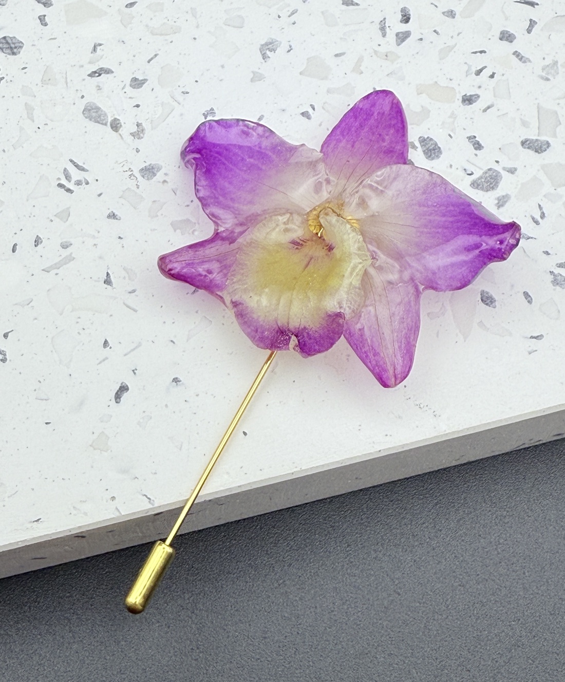 Broșă cu Orhidee Naturală în Rășină UV � Bijuterie Florală Unicat - bijuterii - broșe - Artynos.ro