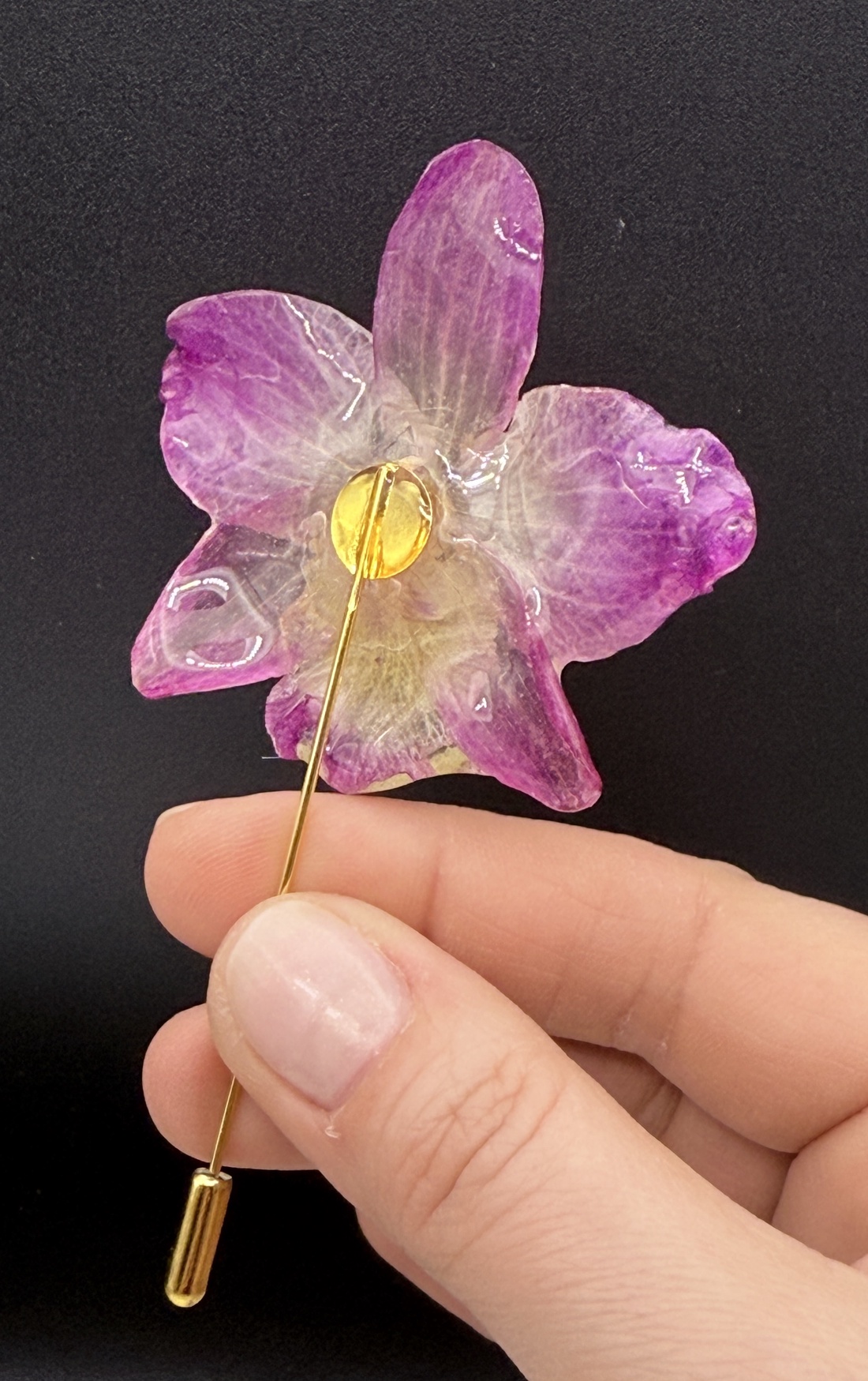 Broșă cu Orhidee Naturală în Rășină UV � Bijuterie Florală Unicat - bijuterii - broșe - Artynos.ro
