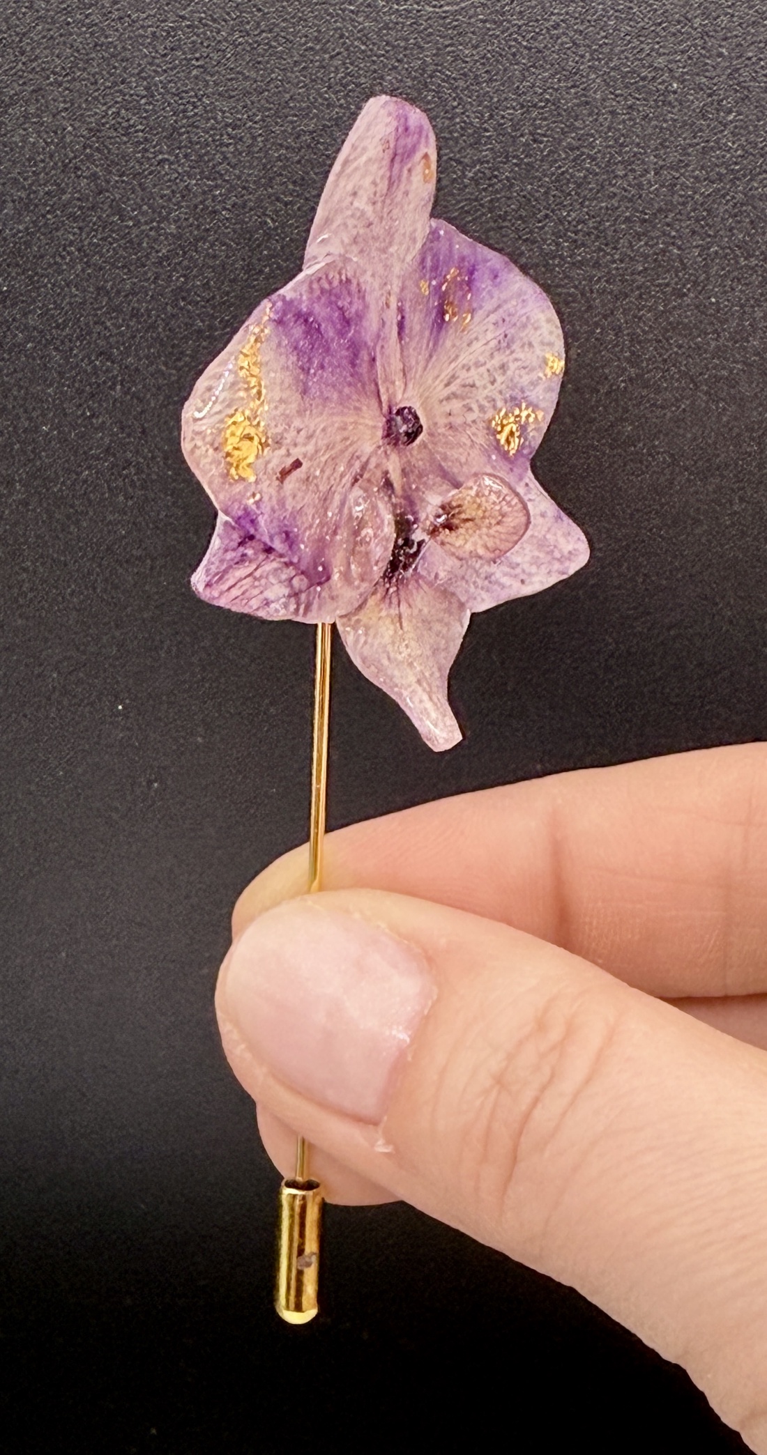 Broșă Handmade cu Orhidee Mov în Rășină UV - bijuterii - broșe - Artynos.ro