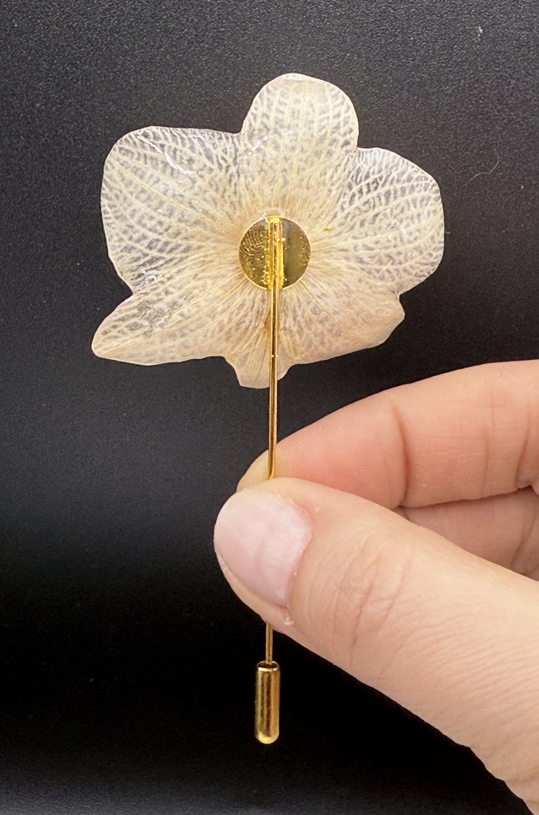 Broșă Artistică cu Floare de Orhidee Naturală Alba � Rășină UV - bijuterii - broșe - Artynos.ro