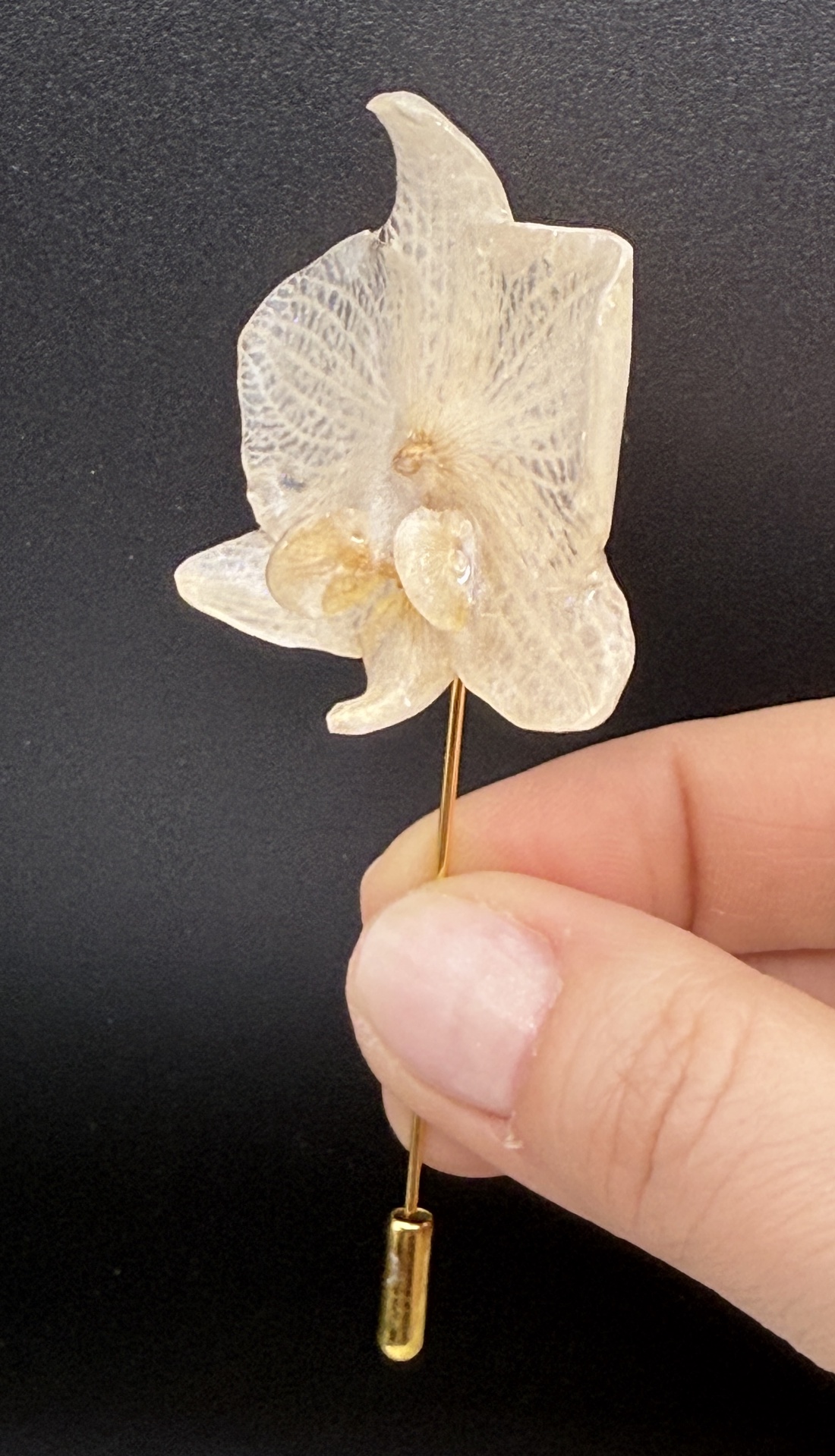 Broșă Artistică cu Floare de Orhidee Naturală Alba � Rășină UV - bijuterii - broșe - Artynos.ro
