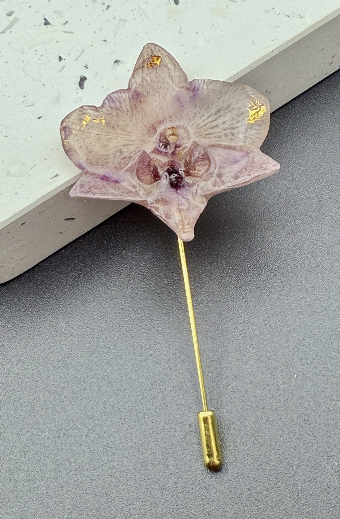 Broșă Florală Unicat cu Orhidee Mov Naturală în Rășină - bijuterii - broșe - Artynos.ro