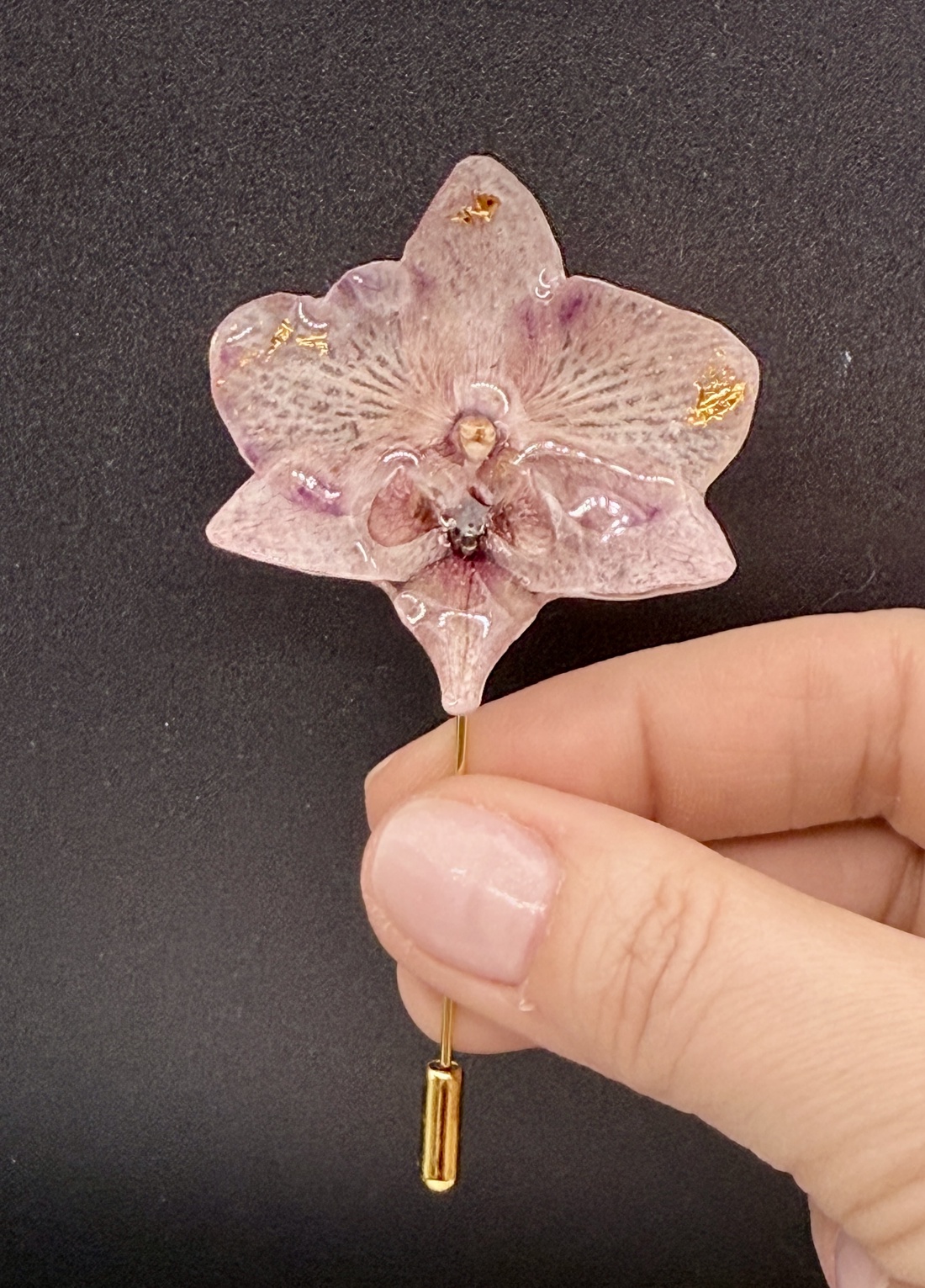 Broșă Florală Unicat cu Orhidee Mov Naturală în Rășină - bijuterii - broșe - Artynos.ro