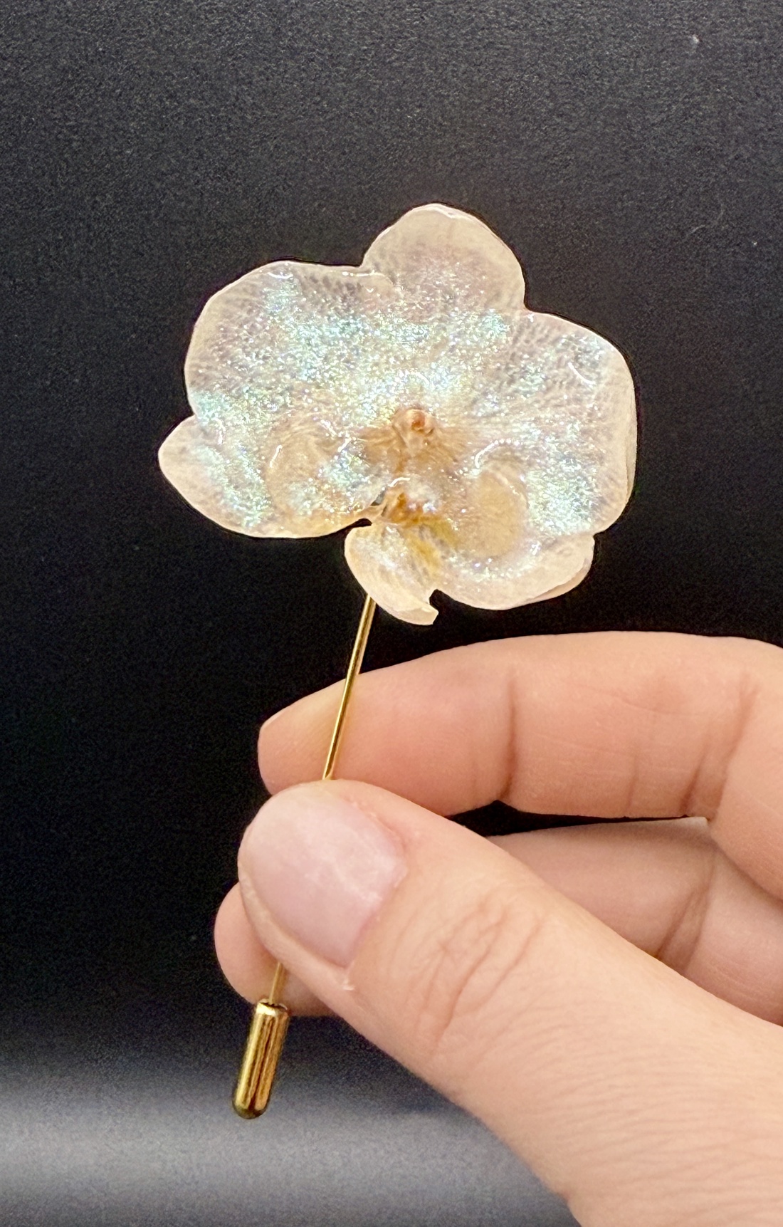 Broșă cu Orhidee alba Reală Conservată în Rășină UV - bijuterii - broșe - Artynos.ro
