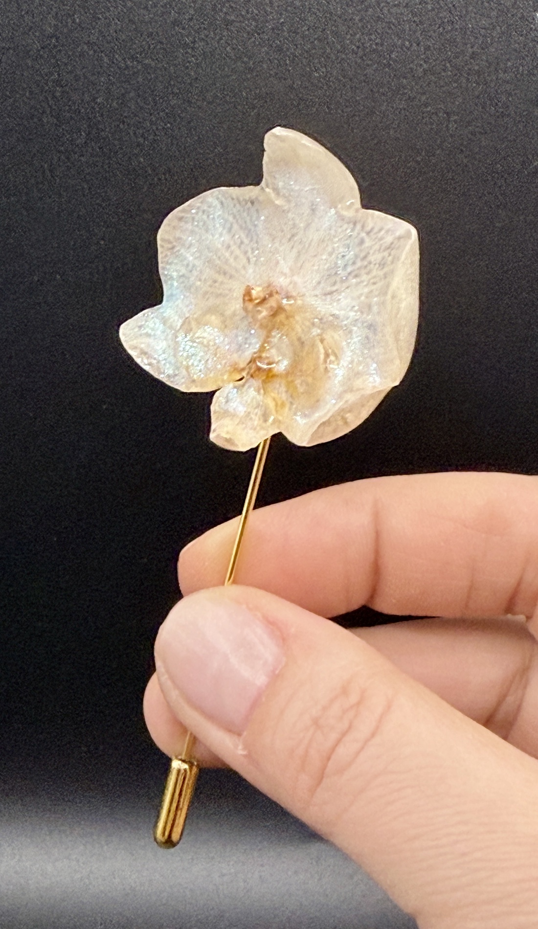 Broșă cu Orhidee alba Reală Conservată în Rășină UV - bijuterii - broșe - Artynos.ro