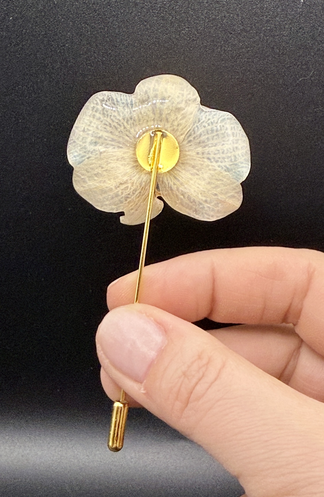 Broșă cu Orhidee alba Reală Conservată în Rășină UV - bijuterii - broșe - Artynos.ro