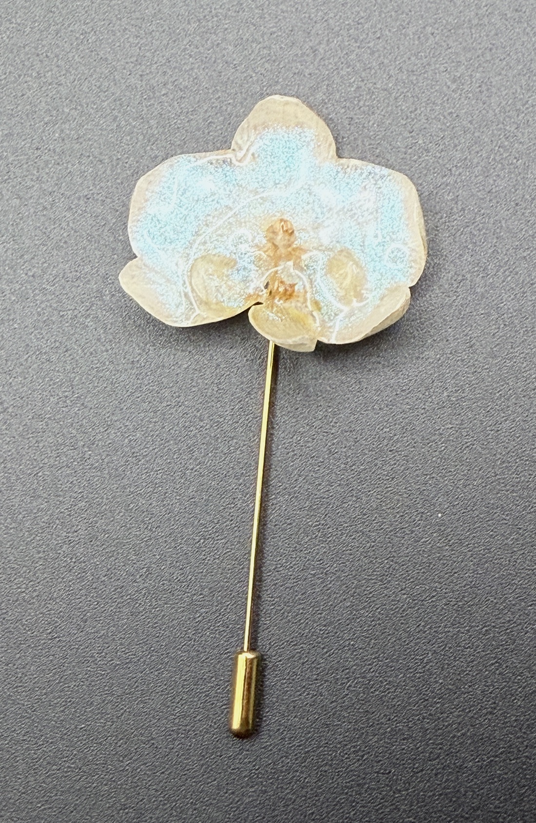 Broșă cu Orhidee alba Reală Conservată în Rășină UV - bijuterii - broșe - Artynos.ro