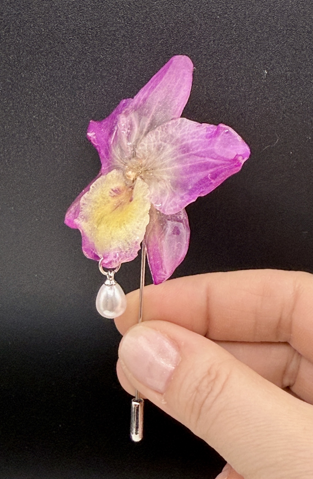 Broșă Botanică cu Orhidee Roz Naturală � Bijuterie Handmade - bijuterii - broșe - Artynos.ro