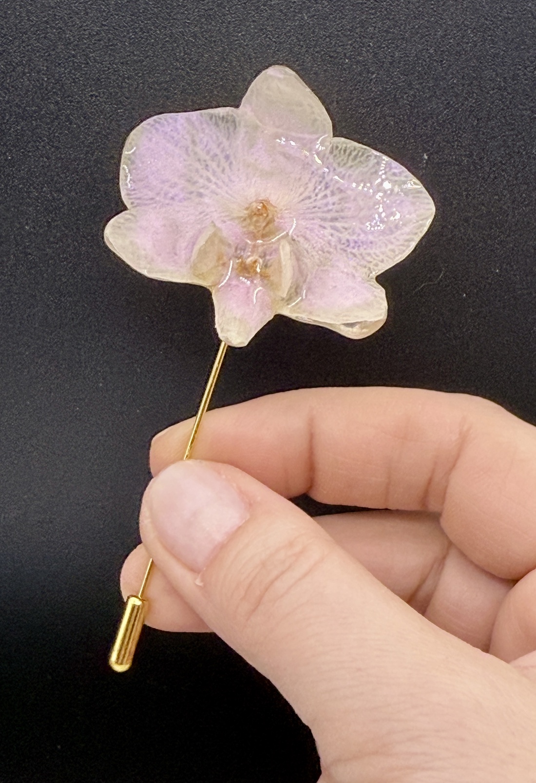 Broșă cu Floare de Orhidee alba în Rășină UV � Design Natural - bijuterii - broșe - Artynos.ro