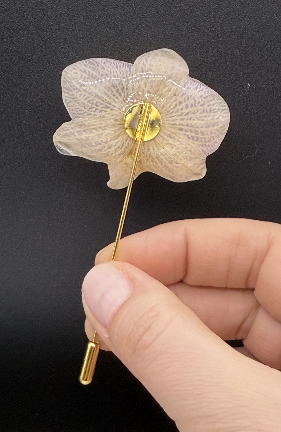 Broșă cu Floare de Orhidee alba în Rășină UV � Design Natural - bijuterii - broșe - Artynos.ro