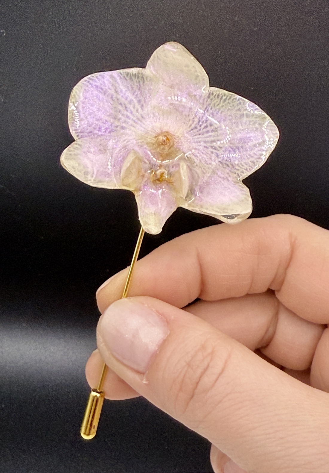 Broșă cu Floare de Orhidee alba în Rășină UV � Design Natural - bijuterii - broșe - Artynos.ro