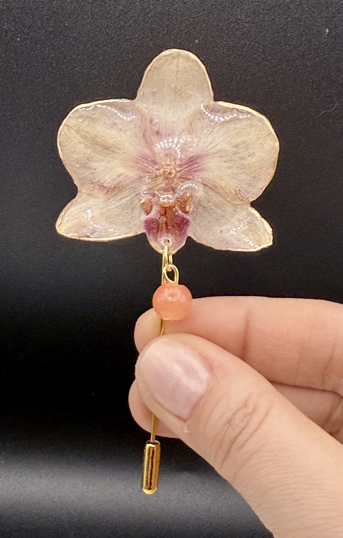 Broșă Elegantă cu Orhidee naturala � Bijuterie din Rășină - bijuterii - broșe - Artynos.ro