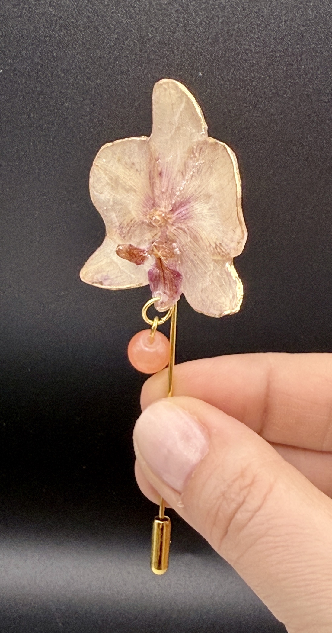 Broșă Elegantă cu Orhidee naturala � Bijuterie din Rășină - bijuterii - broșe - Artynos.ro